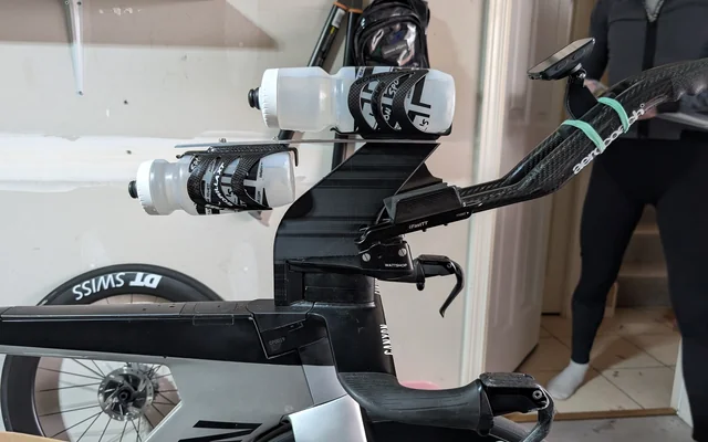 Printed bottle riser installed on a triathlon bicycle